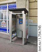 Таксофонная будка (2010 год). Редакционное фото, фотограф Алёшина Оксана / Фотобанк Лори