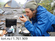 Завтрак туриста: в одно горло двойной ложкой (2008 год). Редакционное фото, фотограф Анна Мартынова / Фотобанк Лори