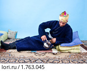 Таджик в национальной одежде за чаем. Стоковое фото, фотограф Анатолий Ефимов / Фотобанк Лори