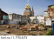 Храм Воскресения Христова в Кадашах на фоне разрушенной слободы. Москва (2010 год). Стоковое фото, фотограф Николай Винокуров / Фотобанк Лори