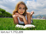 Девушка читает книгу на лужайке. Стоковое фото, фотограф Валерий Александрович / Фотобанк Лори