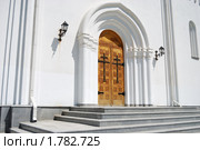 Деревянная дверь с крестами в арке. Стоковое фото, фотограф Александр Филитарин / Фотобанк Лори