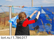 Девушка вешает белье. Фрагмент (2009 год). Редакционное фото, фотограф Алёшина Оксана / Фотобанк Лори