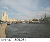 Москва-река и дом на Котельнической набережной (2010 год). Стоковое фото, фотограф Михаил Головкин / Фотобанк Лори