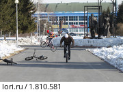 Молодые люди выполняют трюки на велосипедах (2010 год). Редакционное фото, фотограф Николай Патрин / Фотобанк Лори