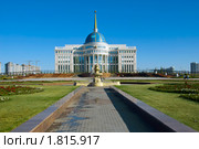 Астана. Дорога к Президентской резиденции- Акорде через фонтан (2009 год). Стоковое фото, фотограф Юлия Врублевская / Фотобанк Лори