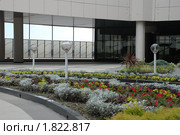 Внутренний дворик с декоративными цветниками в аэропорту г.Сочи (2010 год). Редакционное фото, фотограф Мовчан Ольга / Фотобанк Лори