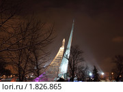 Монумент "Покорителям космоса" и ледяная скульптура этого монумента (2010 год). Редакционное фото, фотограф Грачев Игорь / Фотобанк Лори