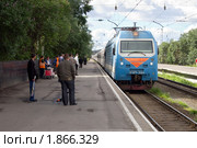 Встреча прибывающего пассажирского поезда (2010 год). Редакционное фото, фотограф Вячеслав Палес / Фотобанк Лори