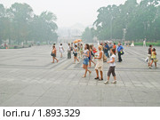 Александровский сад. Москва окутана дымом от лесных пожаров (2010 год). Редакционное фото, фотограф Алёшина Оксана / Фотобанк Лори