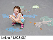 Девочка улыбается на фоне рисунков мелом (2010 год). Редакционное фото, фотограф Никонор Дифотин / Фотобанк Лори