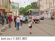 Люди на трамвайной остановке на Бауманской улице (2010 год). Редакционное фото, фотограф Алёшина Оксана / Фотобанк Лори