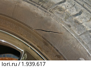 Порезанное колесо автомобиля. Вандализм (2010 год). Редакционное фото, фотограф Александр Тараканов / Фотобанк Лори