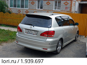 Автомобиль возле дома с порезанным колесом. Вандализм (2010 год). Редакционное фото, фотограф Александр Тараканов / Фотобанк Лори
