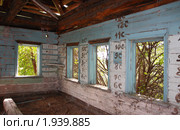 Вид на стены, окна и стропила старого заброшенного дома (2010 год). Стоковое фото, фотограф Анатолий Матвейчук / Фотобанк Лори