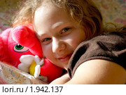 Девочка мечтает у окна. Стоковое фото, фотограф Nataliya Sabins / Фотобанк Лори