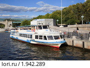 Московский речной трамвай около причала ЦПКиО имени Горького, Москва (2010 год). Редакционное фото, фотограф Николай Винокуров / Фотобанк Лори