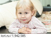 Маленькая девочка сидит на диване, сложив руки. Стоковое фото, фотограф Кекяляйнен Андрей / Фотобанк Лори