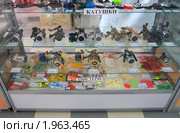 Витрина с товарами в рыболовном магазине (2010 год). Редакционное фото, фотограф Анатолий Матвейчук / Фотобанк Лори