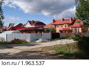 Новые коттеджи в поселке Исток под Екатеринбургом. Стоковое фото, фотограф Татьяна Злобина / Фотобанк Лори