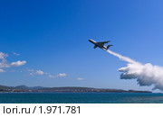 Самолет-амфибия БЕ-200 сбрасывает воду. Гидроавиасалон 2010 г. Геленджик. Редакционное фото, фотограф Евгений Головко / Фотобанк Лори