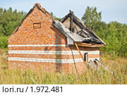 Кирпичный домик со сгоревшей крышей. Стоковое фото, фотограф Сергей Кулигин / Фотобанк Лори