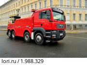 Грузовой эвакуатор-техпомощь на Дворцовой площади (2010 год). Редакционное фото, фотограф Виктор Карасев / Фотобанк Лори