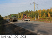 Автомобиль и автогрейдер на объездной дороге (2010 год). Редакционное фото, фотограф Анатолий Матвейчук / Фотобанк Лори