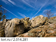 Валуны причудливых форм по голубым небом. Стоковое фото, фотограф Борис Панасюк / Фотобанк Лори