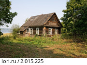 Старый деревянный  дом в деревне. Стоковое фото, фотограф FotograFF / Фотобанк Лори