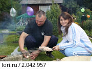 Молодая пара готовит шашлык (2009 год). Редакционное фото, фотограф Оксана Лычева / Фотобанк Лори