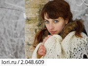 Красивая девушка с пуховым платком в зимнем парке. Стоковое фото, фотограф Мельников Дмитрий / Фотобанк Лори