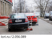 Время менять колеса (2010 год). Редакционное фото, фотограф Александр Щепин / Фотобанк Лори
