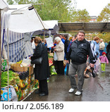 Покупатели на ярмарке выходного дня. Редакционное фото, фотограф Анна Мартынова / Фотобанк Лори
