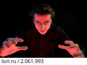 Страшный вампир вытянул руки, чтобы поймать жертву. Стоковое фото, фотограф Elisanth / Фотобанк Лори