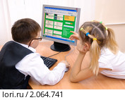 Дети смотрят сайты в интернете (2010 год). Редакционное фото, фотограф Вячеслав Палес / Фотобанк Лори
