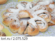 Сдобный калач с маком, обсыпанный сахарной пудрой. Стоковое фото, фотограф Шичкина Антонина / Фотобанк Лори