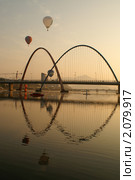 Воздушные шары над мостом и рекой. Утренний пейзаж (2006 год). Стоковое фото, фотограф Ольга Липунова / Фотобанк Лори