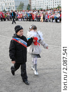 Первый звонок на линейке 1 сентября (2010 год). Редакционное фото, фотограф Вячеслав Палес / Фотобанк Лори