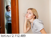 Ревнивая жена, подслушивающая телефонный разговор мужа. Стоковое фото, фотограф Гладских Татьяна / Фотобанк Лори