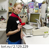 Девушка продавец с кредитной картой (2010 год). Редакционное фото, фотограф Галина Хорошман / Фотобанк Лори