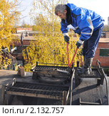 Прием нефтепродуктов на нефтебазе.  Снятие пломбы ("спрута") (2010 год). Редакционное фото, фотограф Наталья Крупская / Фотобанк Лори