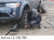 Замена резины на автомобиле (2010 год). Редакционное фото, фотограф Куликова Татьяна / Фотобанк Лори