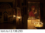 Церковные подсвечники с горящими свечами и лампадой в ночном храме. Стоковое фото, фотограф Андрей Ярославцев / Фотобанк Лори
