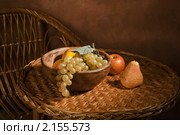 Натюрморт с фруктами на деревянном блюде. Стоковое фото, фотограф Дмитрий Черевко / Фотобанк Лори