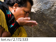 Красивый  молодой индеец  пьет родниковую воду. Стоковое фото, фотограф Татьяна Евтушенко / Фотобанк Лори
