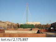 Установка новогодней елки на городской площади (2010 год). Стоковое фото, фотограф Вера Тропынина / Фотобанк Лори