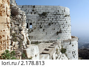 Стена и башня замка Крак де Шевалье в Сирии (2009 год). Стоковое фото, фотограф Валерий Шанин / Фотобанк Лори