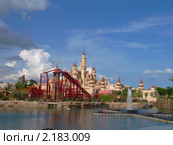 Сказочный замка Шрека и фонтан на озере в парке развлечений Universal Studios Singapore (2010 год). Редакционное фото, фотограф SevenOne / Фотобанк Лори