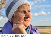 Размышляющая пожилая женщина смотрит в сторону. Стоковое фото, фотограф Константин Бабенко / Фотобанк Лори